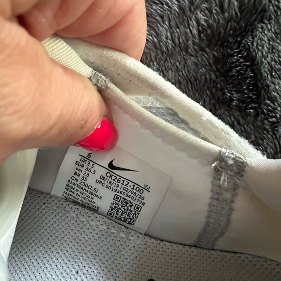 Nike tennis shoes - Picture 3 of 3